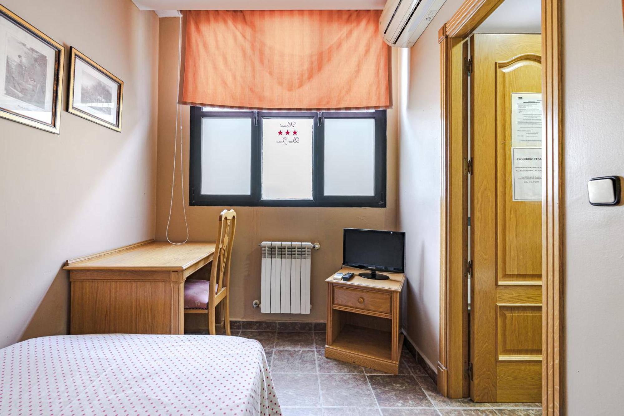 Meco Hostal Don Juan מראה חיצוני תמונה